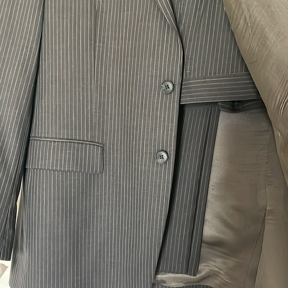 Kenneth Cole. New York. Man’s pinstripe jacket and slacks. Great condition. - Picture 4 of 10